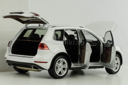 Изображение GT AUTOS 1/18 VW Touareg II 2012 white