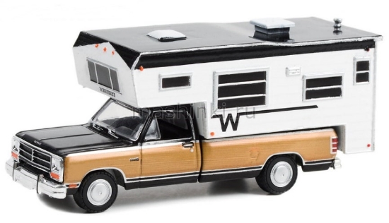 Изображение GREENLIGHT 1/64 DODGE Ram D-250 Royal SE Winnebago Camper 1990 black/sand metallic