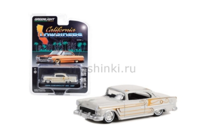 Изображение GREENLIGHT 1/64 CHEVROLET Bel Air Custom 1955 light gray metallic and gold