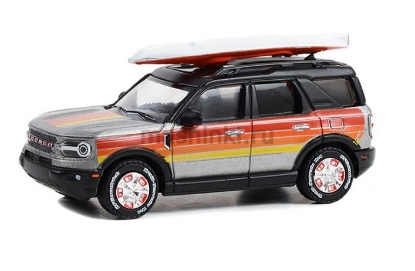 Изображение GREENLIGHT 1/64  FORD Bronco Sport 4x4 5-Дверей Outer Banks с каяком на крыше Free Wheelin Bronco Sport 2022
