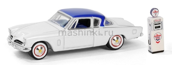 Изображение GREENLIGHT 1/64 STUDEBAKER Commander Starliner с бензоколонкой Wayne 505 Gas Pump Chevron Supreme 1954 white/blue