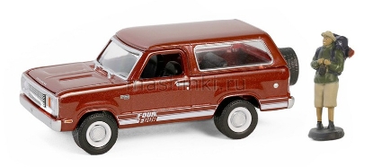 Изображение GREENLIGHT 1/64 PLYMOUTH Trail Duster с фигуркой туриста 1978 canyon red sunfire