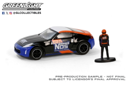 Изображение GREENLIGHT 1/64 NISSAN 370Z NOS Nitrous Oxide Systems с фигуркой пилота 2020 black/blue/orange