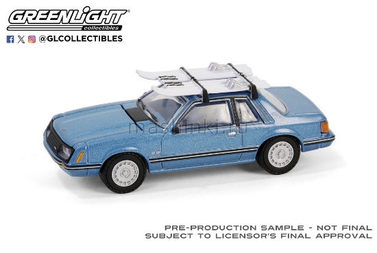 Изображение GREENLIGHT 1/64 FORD Mustang Ghia Coupe с лыжами на крыше 1981 medium blue glow