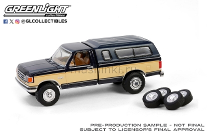 Изображение GREENLIGHT 1/64 FORD F-150 XLT Lariat пикап с кунгом и комплектом запасных колёс 1991 deep shadow blue/tan